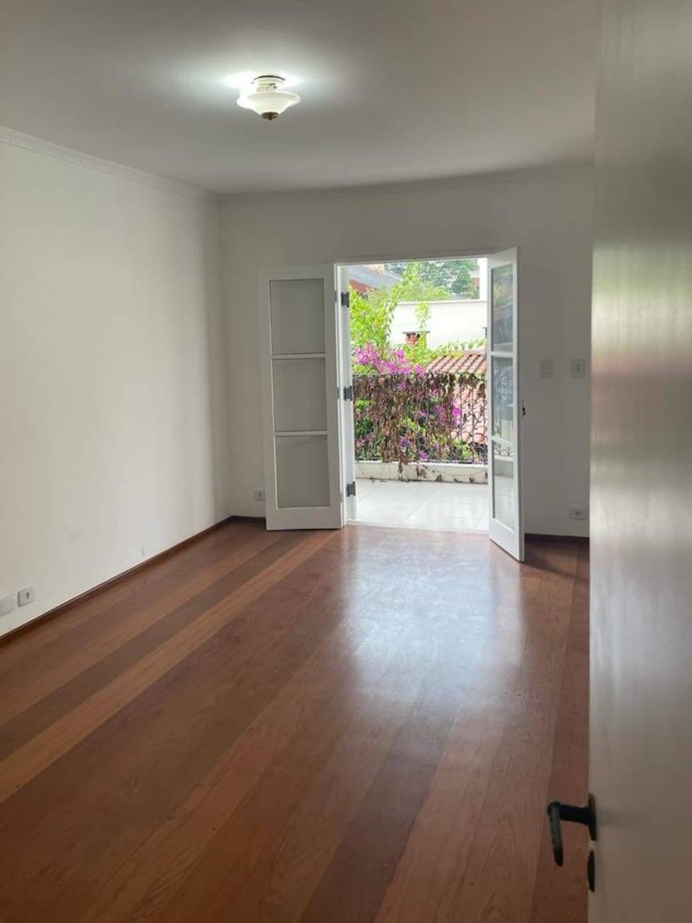 Casa à venda e aluguel com 5 quartos, 400m² - Foto 2