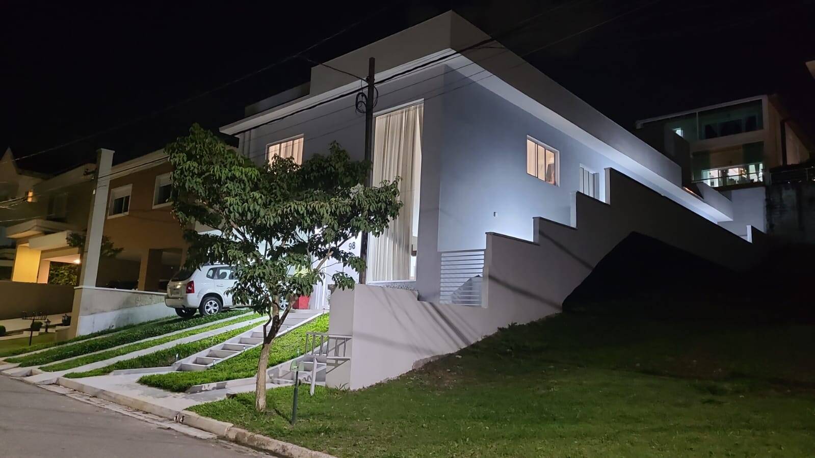 Casa à venda com 4 quartos, 265m² - Foto 1