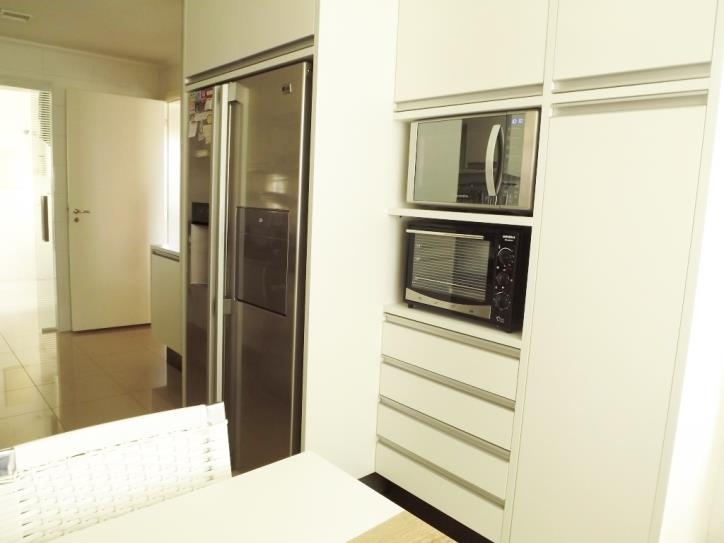 Apartamento à venda com 3 quartos, 200m² - Foto 4